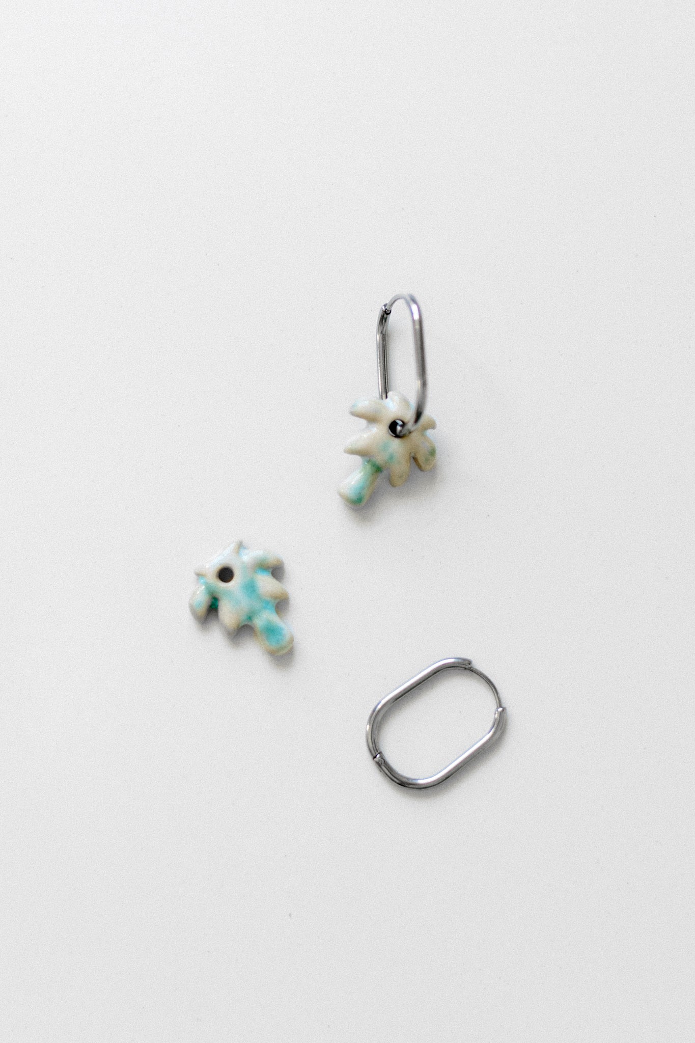 White Mini Niu Earrings | S