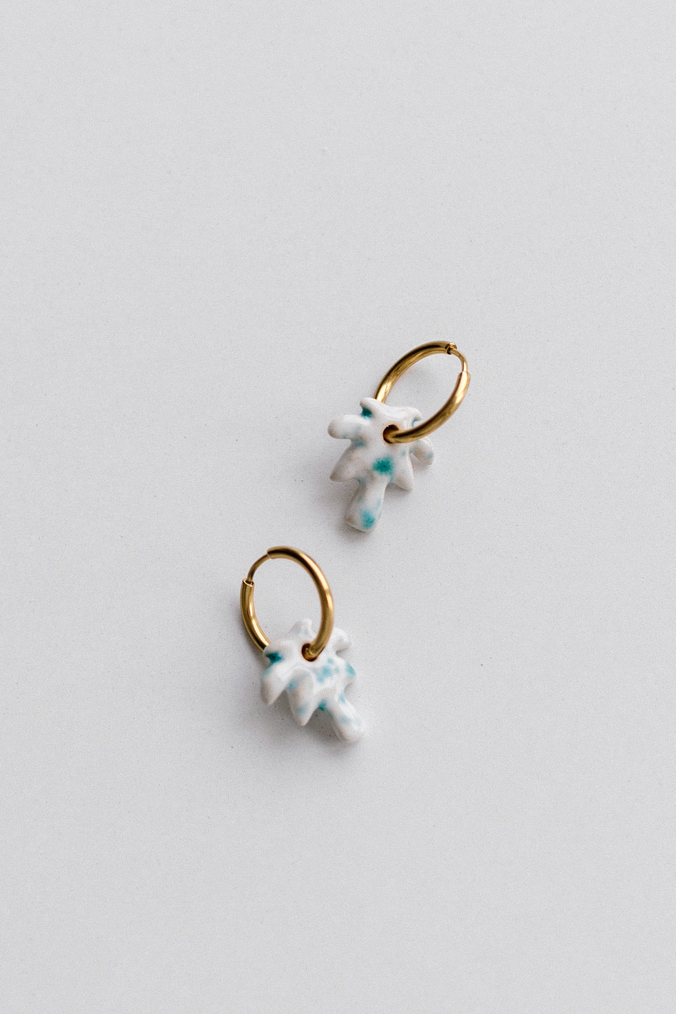 White Mini Niu Earrings | S