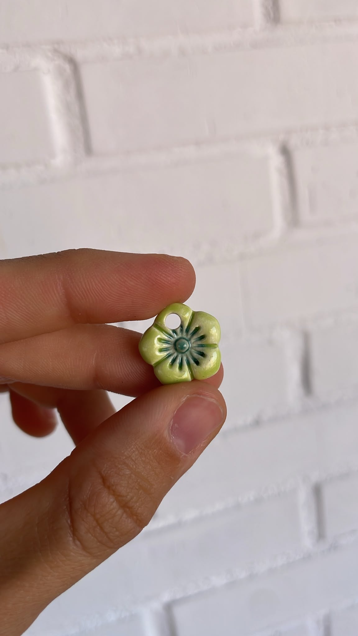 Piezas Exclusivas | Charm Plumeria Verde Anilla Oro