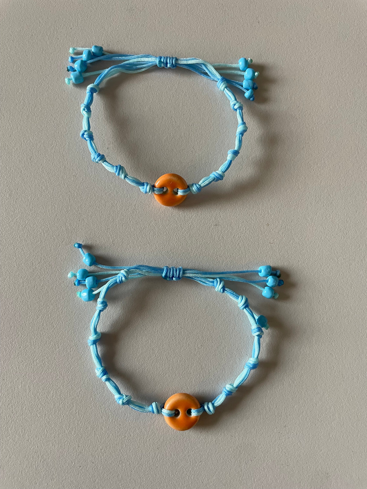 Piezas Exclusivas | 1 pulseras azul nudos pieza naranja; charm flor amarillo pastel/verde caqui