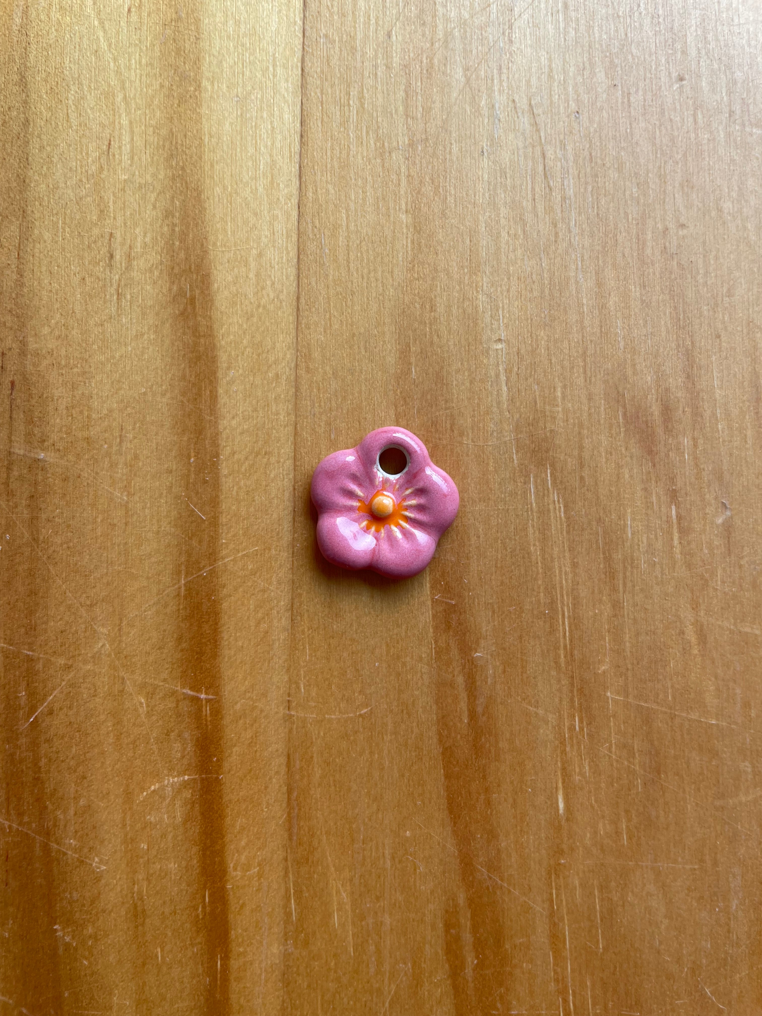 Piezas Exclusivas | colgante flor rosa/naranja, bolitas lila